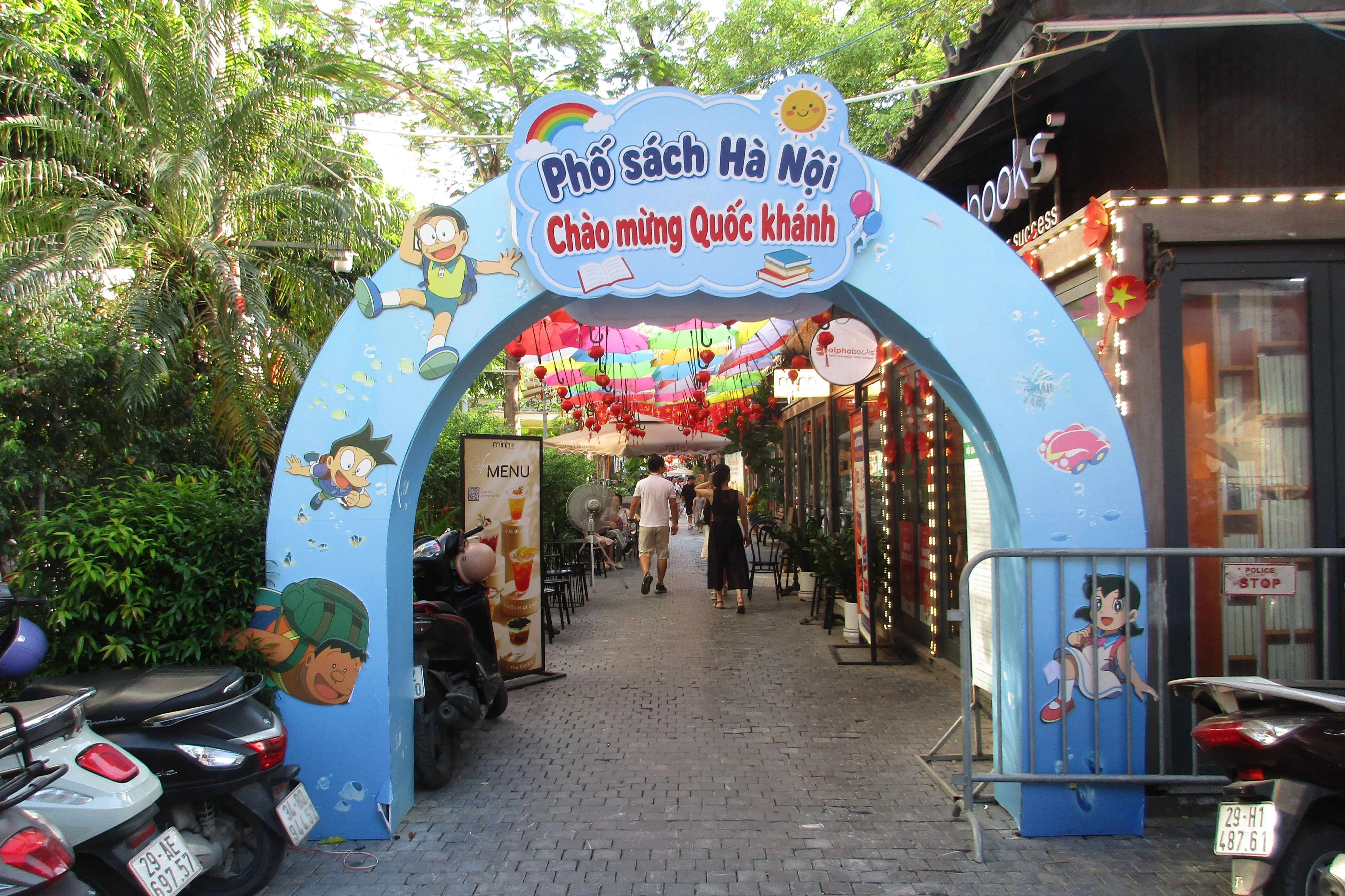 [GALLERY] Phố Sách Hà Nội rộn ràng ngày Quốc Khánh 2/9