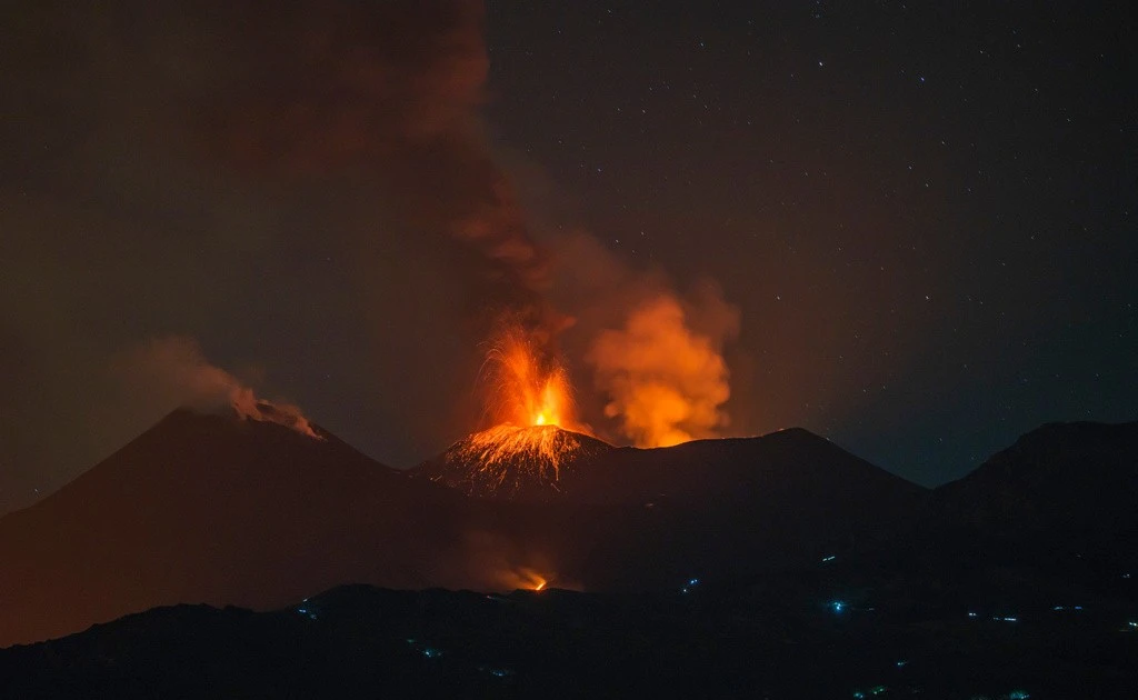 Núi lửa Etna phun trào , sân bay lớn nhất Sicily phải đóng cửa
