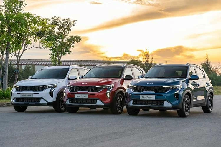 Kia Sonet giảm giá mạnh, "đua doanh số" Toyota Raize và Suzuki Fronx