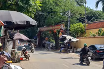 Hà Nội: Lấn chiếm vỉa hè làm nơi buôn bán, để cây cảnh