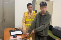 CSGT Hà Nội khống chế thanh niên mang hung khí đi đánh nhau