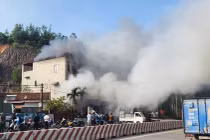 Cháy cửa hàng sửa xe máy ở Bắc Ninh, hai người được cứu thoát