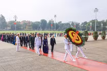 Đại biểu dự Đại hội MTTQ Việt Nam vào Lăng viếng Chủ tịch Hồ Chí Minh