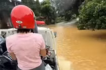 CSGT Lào Cai hỗ trợ người dân vượt vùng ngập lụt