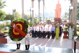 Sáng 23/7, lãnh đạo tỉnh Lâm Đồng đã viếng Nghĩa trang Liệt sĩ Bình Thuận và Bảo tàng Hồ Chí Minh, quyết tâm thực hiện hiệu quả Chiến dịch quy tập hài cốt.