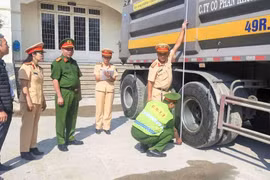Lực lượng CSGT Công an Lâm Đồng kiểm tra, đo kích thước thành thùng xe ô tô tải tại doanh nghiệp.