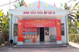 Xã Càng Long được hình thành từ việc sắp xếp toàn bộ diện tích tự nhiên, quy mô dân số của thị trấn Càng Long, xã Mỹ Cẩm và xã Nhị Long Phú cũ.