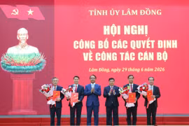 Đồng chí Y Thanh Hà Niê Kđăm, Ủy viên Ban Chấp hành Trung ương Đảng, Bí thư Tỉnh ủy, Trưởng Đoàn đại biểu Quốc hội khóa XVI cùng đồng chí Đặng Hồng Sỹ, Phó Bí thư Thường trực Tỉnh ủy trao Quyết định và tặng hoa chúc mừng cho các đồng chí được điều động, bổ nhiệm.
