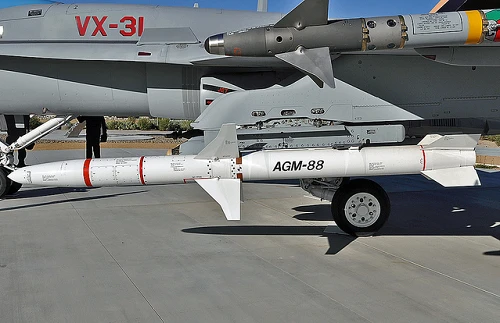 Tên lửa săn radar Mỹ đối đầu S-400 Nga: Khiên mạnh nhất đọ giáo sắc nhất - ai sẽ thắng?
