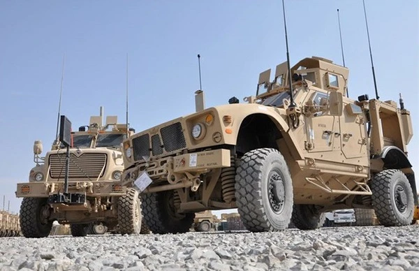 Đâm vào thiết giáp Nga, xe bọc thép M-ATV Mỹ lật ngửa ở Syria
