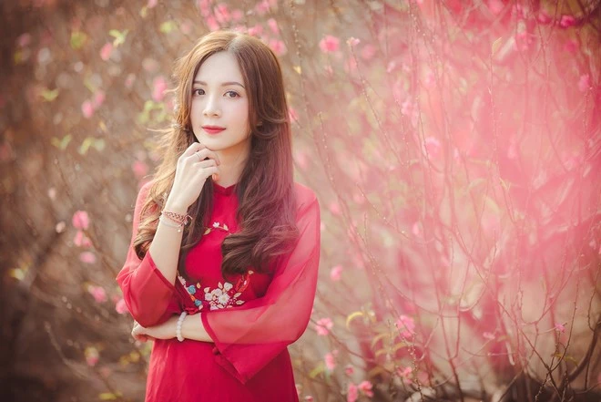 “Hot girl đồng phục” mặc áo dài rạng rỡ bên hoa đào đón Tết