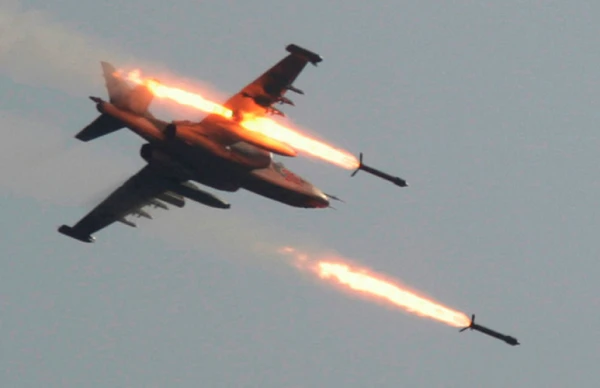 Không quân Nga tấn công, bắn phá dữ đội căn cứ phiến quân ở Syria