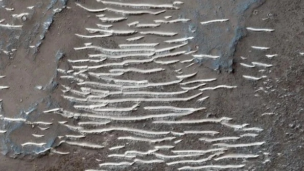 NASA chụp được "bậc thang băng" trên sao Hỏa: Bằng chứng sự sống? 