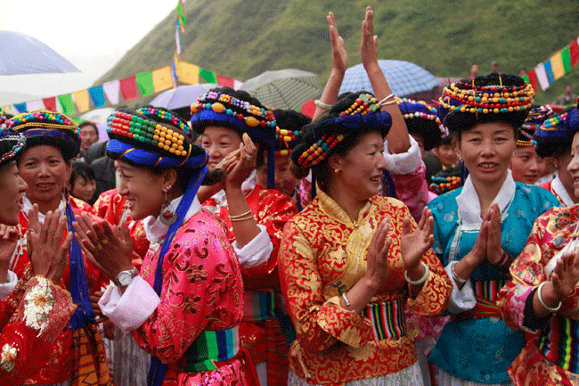 Đứa trẻ sau khi chào đời sẽ do gia đình người phụ nữ chịu trách nhiệm nuôi dưỡng và giáo dục.