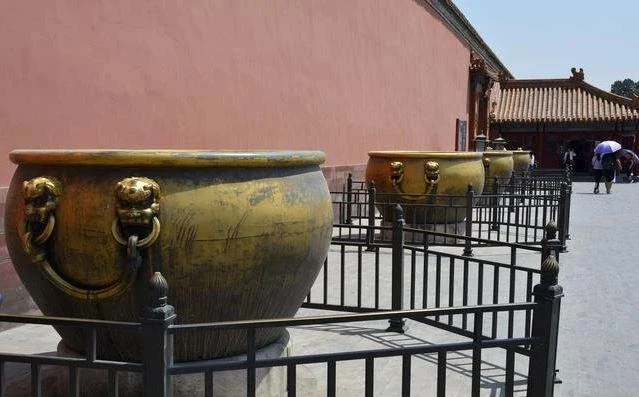 Vì sao hàng trăm vạc nước trong Tử Cấm Thành không đóng băng vào đông?