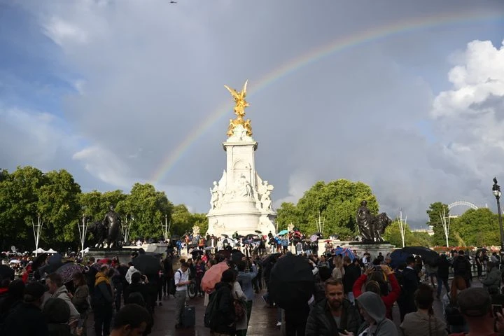 Cầu vồng đôi bất ngờ xuất hiện khi Nữ hoàng Elizabeth II băng hà