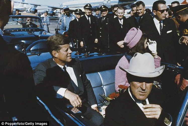 Cực nóng: Tổng thống Kennedy bị người ngoài hành tinh ám sát?