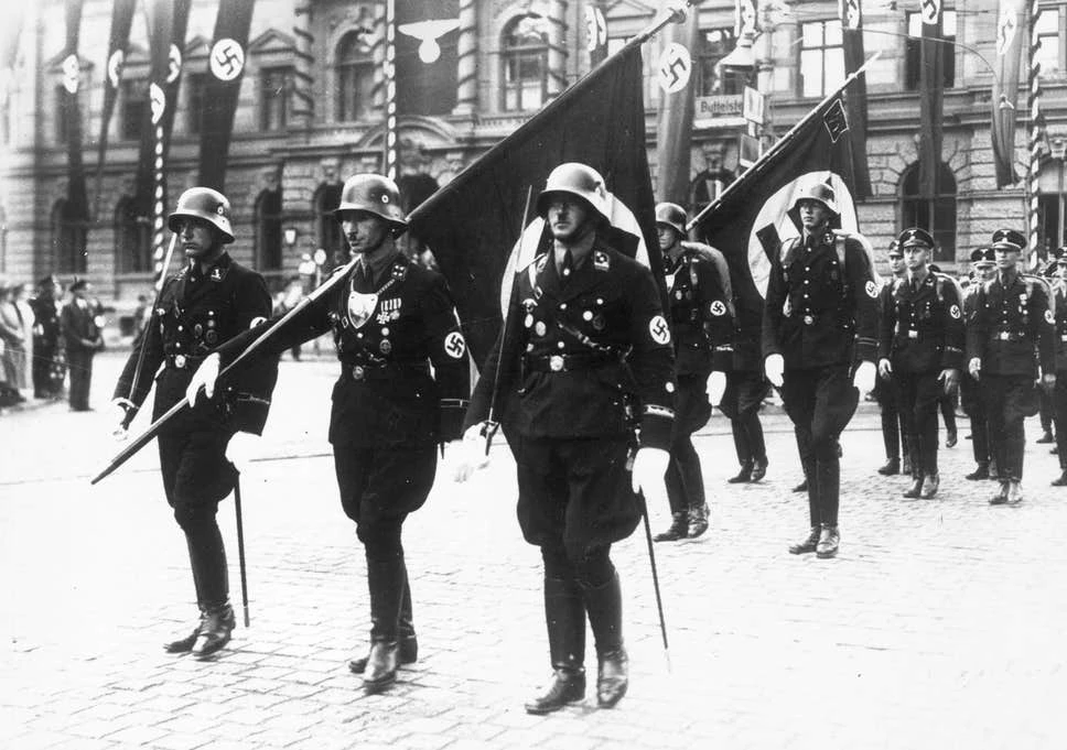 Choáng với “búp bê tình yêu” Hitler đặt làm cho binh sĩ Đức