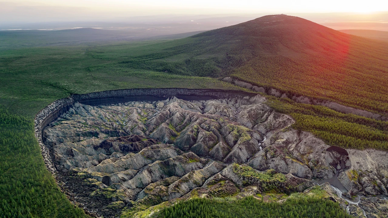 Vì sao “cổng vào thế giới ngầm” ở Siberia ngày càng lớn dần?