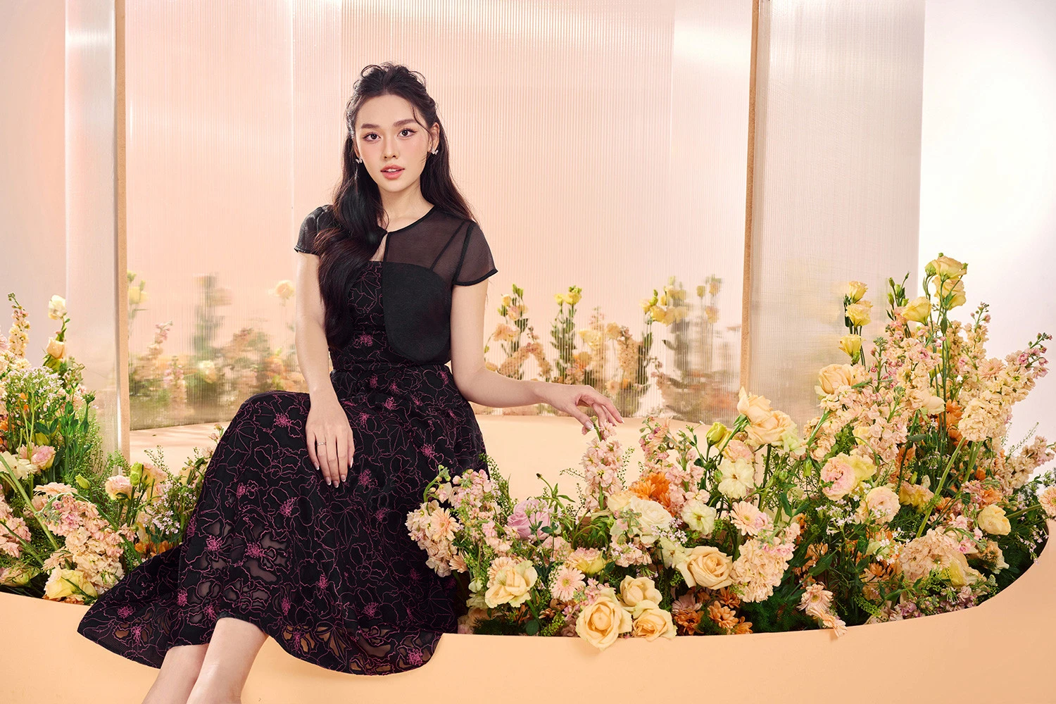 Phong cách thanh lịch sau sinh của Á hậu Tường San
