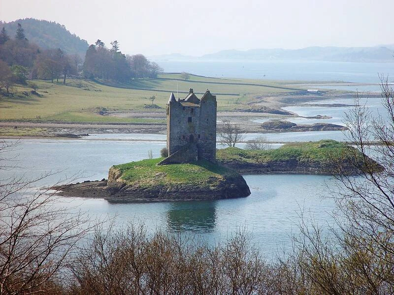 Vẻ đẹp ma mị lâu đài cổ bị bỏ hoang ở Scotland