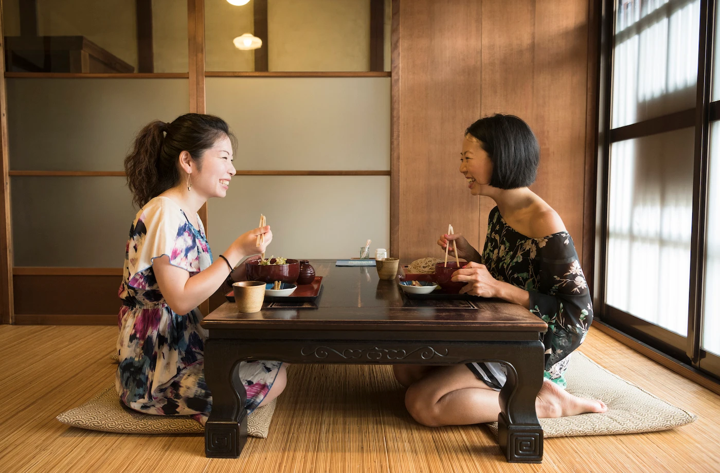 Bất ngờ lý do người Nhật thích ngồi bệt xuống sàn khi ăn