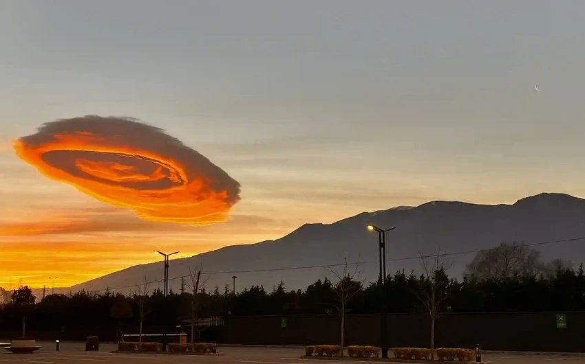 Xôn xao đám mây quái vật hình UFO thình lình xuất hiện 