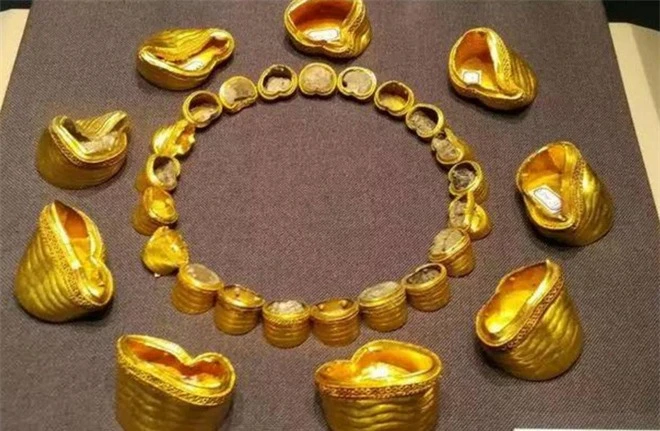 Bật nắp mộ cổ đầy vàng, rùng mình hài cốt dị hình thủng hộp sọ