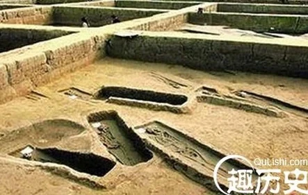 Mở mộ cổ, chuyên gia sững người thấy 7 bộ hài cốt đỏ như máu