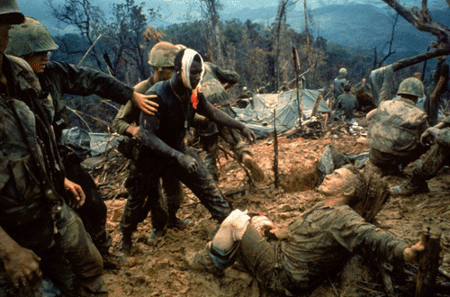 Phóng viên ảnh Larry Burrows của tạp chí Life chụp được nhiều bức ảnh giá trị về chiến tranh Việt Nam. Trong ảnh là Trung sĩ Jeremiah Purdie bị thương (băng đầu) đang hướng tới đồng đội bị thương sau trận chiến ác liệt ở khu vực phi quân sự, Việt Nam tháng 10/1966.
