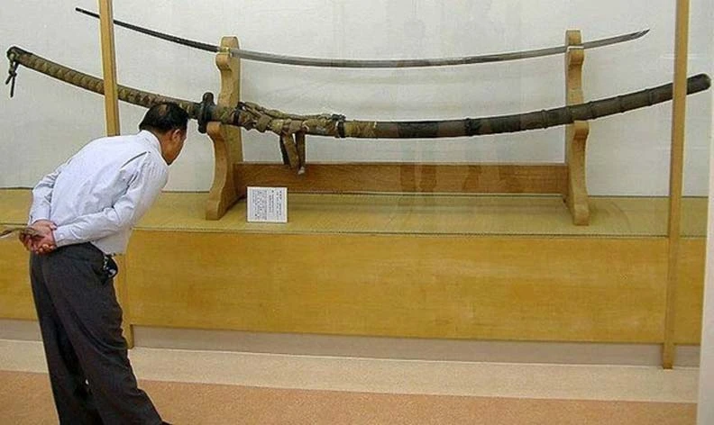 Tận mục vũ khí “khủng” dài 4m ở Nhật Bản: Nghi của người khổng lồ! 