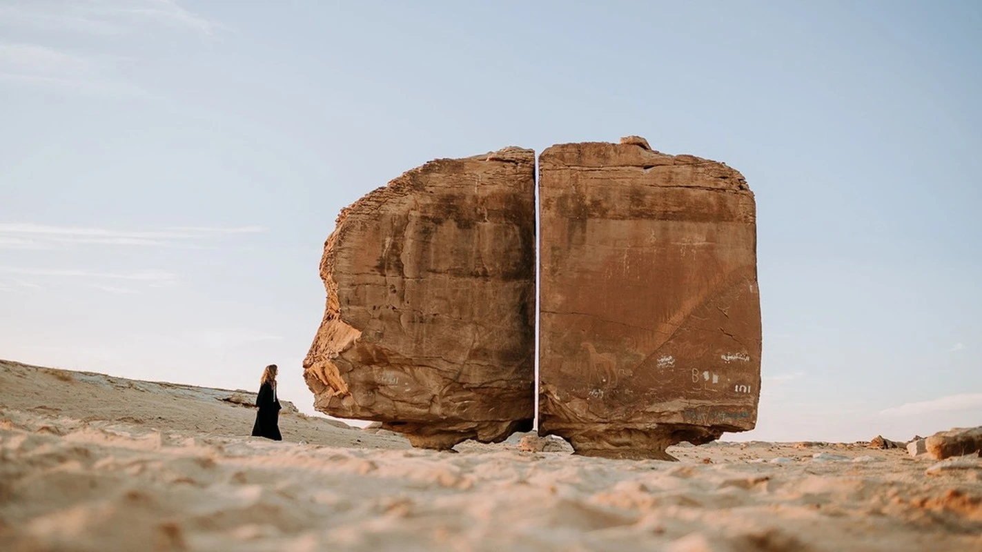 Vết cắt hoàn hảo trên khối đá sa thạch bí ẩn nhất Arab Saudi