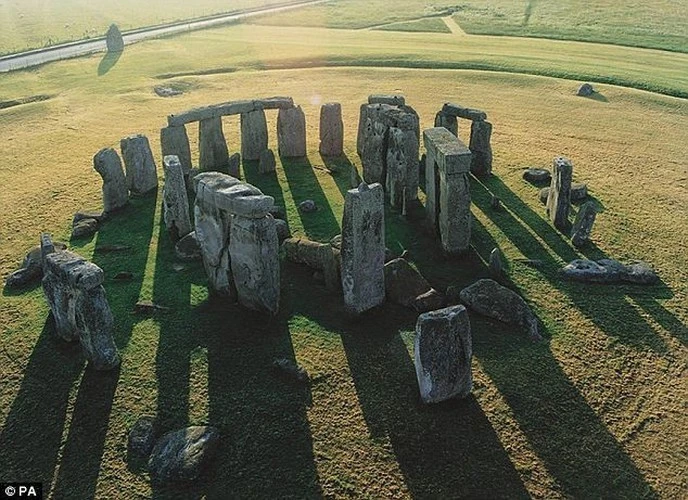 Ai bỏ tiền mua bãi đá cổ Stonehenge và tặng cho nước Anh?