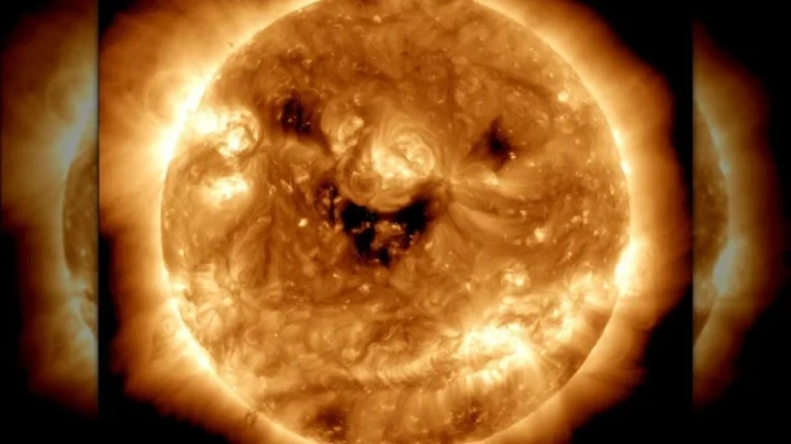 Khoảnh khắc Mặt trời “mỉm cười” ma quái dưới ống kính NASA