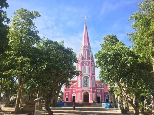 Đẹp lung linh nhà thờ màu hồng 90 năm tuổi gây sốt xứ Nghệ