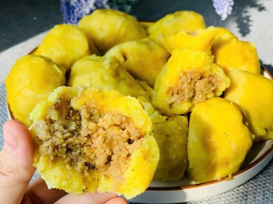 Món bánh đặc sản Hưng Yên vàng óng, mềm dẻo níu chân thực khách