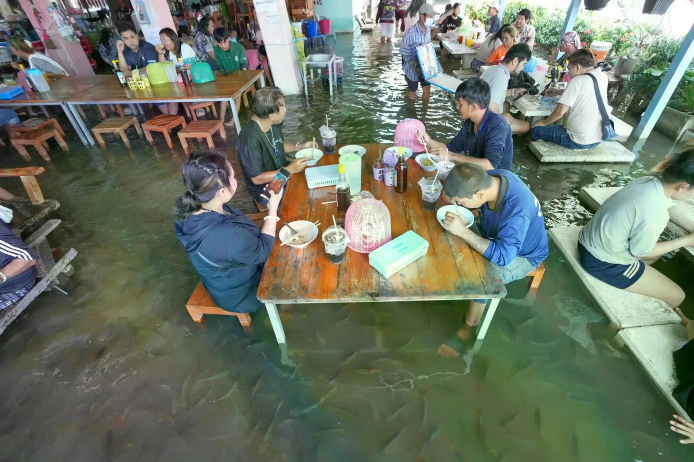 Nhà hàng Thái Lan gây sốt vì… ngập nước, khách vẫn xắn quần ngồi ăn