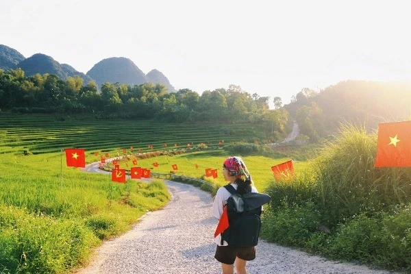 Về Pù Luông mùa lúa chín, ngắm cung đường chữ S uốn lượn giữa 'biển vàng'