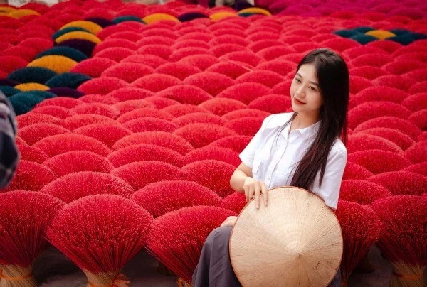 Làng hương Quảng Phú Cầu rực rỡ sắc đỏ, níu chân du khách ngoại ô Hà Nội