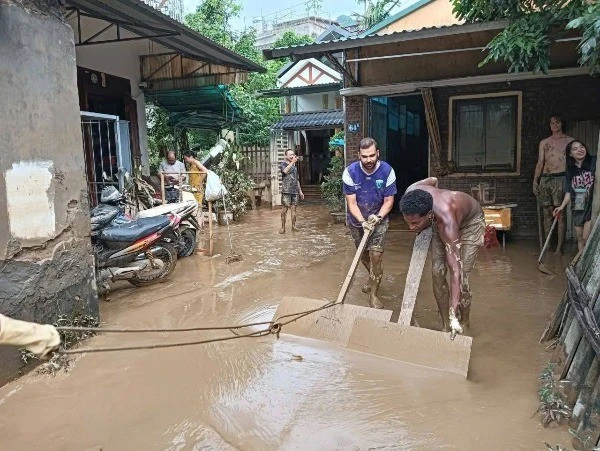 Khách Tây xắn tay dọn bùn sau lũ giúp người dân Tuyên Quang