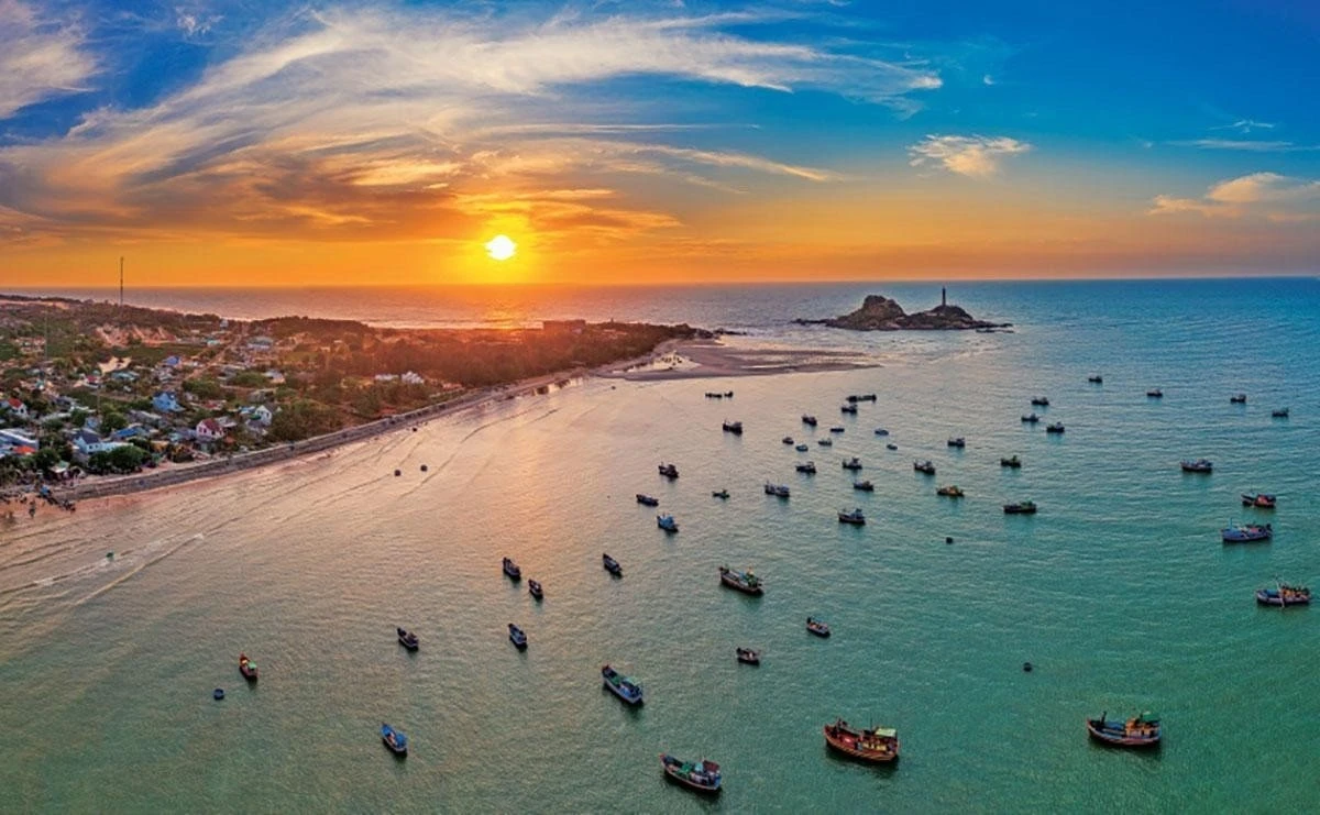 Mũi Né hấp dẫn du khách bởi biển xanh, cát vàng và văn hóa bản địa