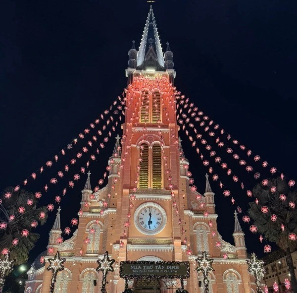 'Nhà thờ hồng' Tân Định rực rỡ ánh đèn, điểm check-in Noel không thể bỏ qua