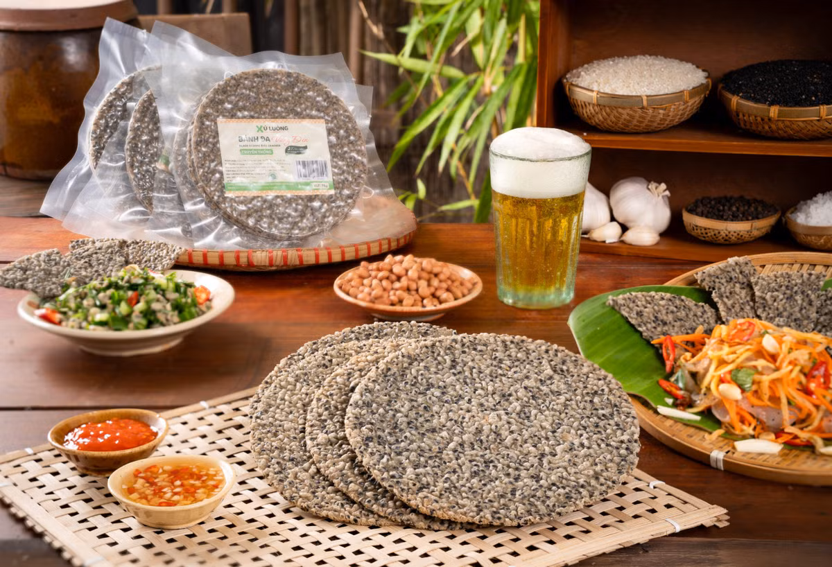 Khác biệt hoàn toàn so với bánh đa của các vùng miền khác, bánh đa Đô Lương nổi tiếng nhờ độ giòn tan cùng hương vị đậm đà từ vừng đen, tiêu và tỏi. Bánh có thể nướng hoặc rán ăn trực tiếp như món ăn vặt, hoặc dùng làm đồ ăn kèm hoàn hảo cho các món lươn hay bún giá cá ruốc. (Ảnh: Sưu tầm)