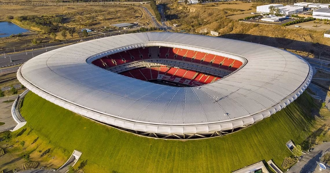 Estadio Akron là một trong ba sân vận động của Mexico được vinh dự lựa chọn để đăng cai các trận đấu tại World Cup 2026. Nơi đây sẽ diễn ra bốn trận tranh tài, bao gồm cả màn chạm trán ở vòng bảng của nước đồng chủ nhà Mexico với tuyển Hàn Quốc. Đây cũng là một trong 16 địa điểm tổ chức World Cup 2026 trải dài khắp ba quốc gia Mỹ, Canada và Mexico, đồng thời là sân vận động có sức chứa khiêm tốn nhất trong số ba đại diện của Mexico được sử dụng vào mùa hè năm nay. (Ảnh: Xenia events)