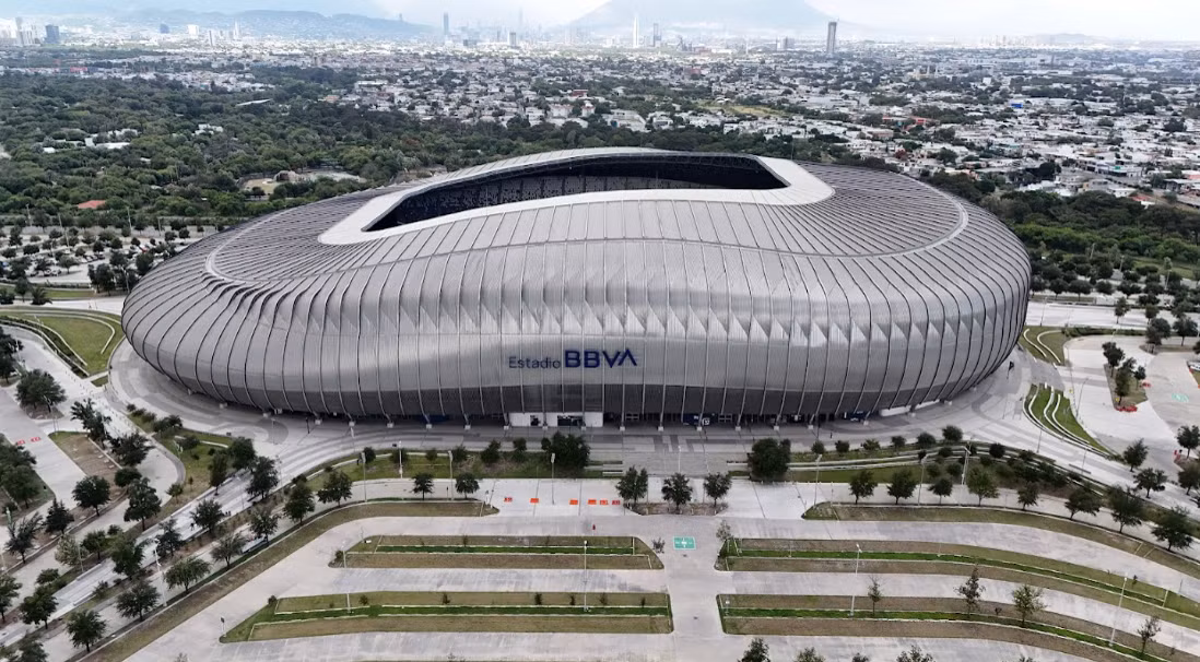 “Gã khổng lồ thép” Estadio Monterrey (Sân vận động BBVA) đã sẵn sàng bước vào tâm điểm của thế giới, khi chuẩn bị đăng cai các trận đấu đỉnh cao trong khuôn khổ Vòng chung kết FIFA World Cup 2026. Đây được đánh giá là một trong những điểm đến biểu tượng, kết hợp hoàn mỹ giữa công nghệ tương lai và kỳ quan thiên nhiên của nước chủ nhà Mexico. (Ảnh: Visit Mexico)