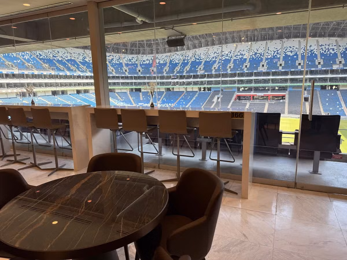 Dãy phòng Suite VIP bọc kính sang trọng chạy dọc khán đài trung tâm, đảm bảo tiêu chuẩn của FIFA. (Ảnh: El Financiero)