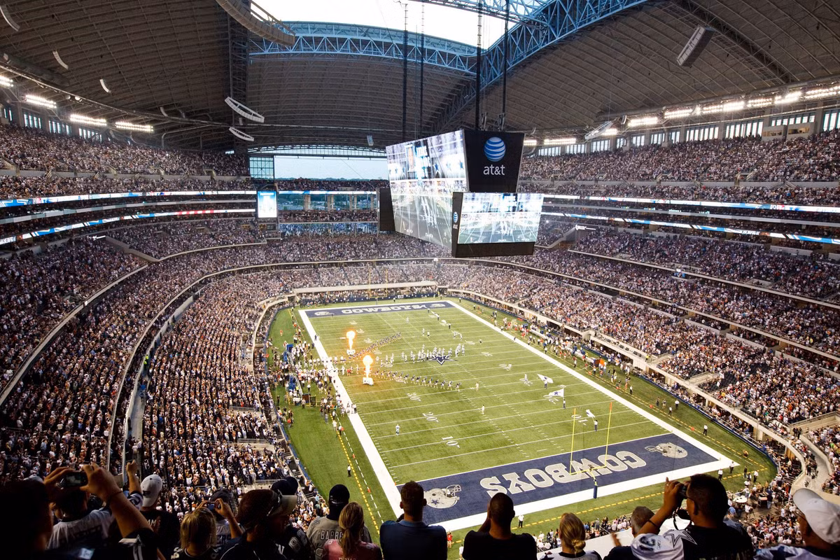 AT&amp;T Stadium không chỉ đơn thuần là sân nhà của Dallas Cowboys, mà còn là nơi tái định nghĩa hoàn toàn trải nghiệm của người hâm mộ thể thao. Nơi đây sở hữu màn hình Jumbotron, các bộ sưu tập nghệ thuật đẳng cấp, cùng hệ thống câu lạc bộ cao cấp thiết lập nên những chuẩn mực mới cho một sự kiện bóng đá chuyên nghiệp như World Cup. (Ảnh: HSK Architects)