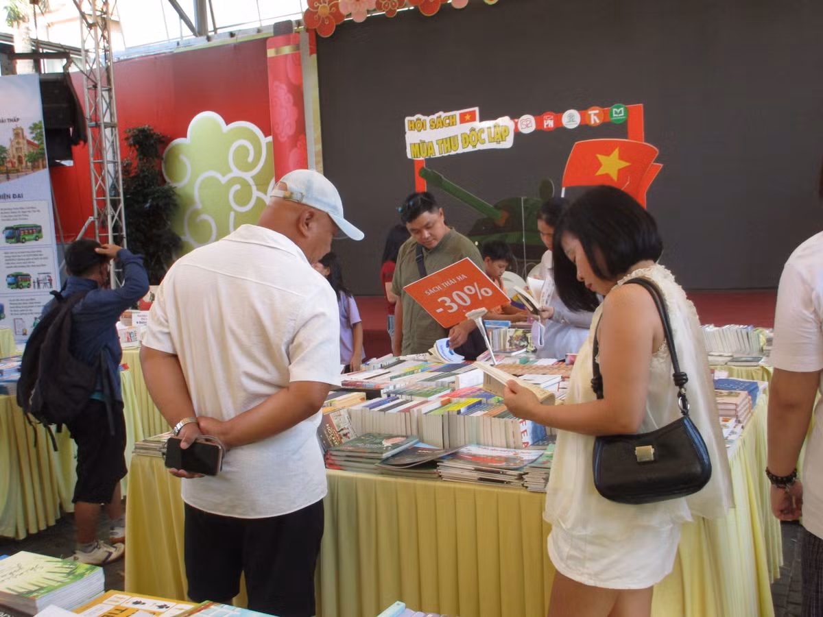 Không gian Phố Sách không đơn thuần là nơi bán sách mà còn trở thành nơi người đọc ở nhiều lứa tuổi khác nhau có thể chậm rãi dừng chân trò chuyện trao đổi và cùng nhau khám phá những cuốn sách mới. (Ảnh: Bảo Châu)
