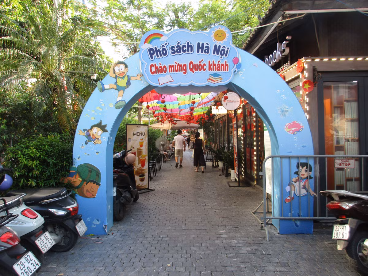Hội sách Mùa Thu Độc lập tại Phố Sách Hà Nội rộn ràng sắc màu với các gian trưng bày sách mừng kỷ niệm 81 năm Quốc khánh 2/9. (Ảnh: Bảo Châu)