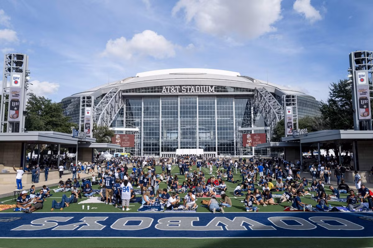 Được biết đến với tên gọi "Jerry World", AT&amp;T Stadium không chỉ là đại bản doanh đắt giá của đội bóng Dallas Cowboys mà còn là biểu tượng công nghệ và quy mô trong làng thể thao thế giới. Tại kỳ World Cup 2026, AT&amp;T Stadium sẽ trở thành tâm điểm của bóng đá toàn cầu khi được chọn là địa điểm tổ chức số lượng trận đấu lớn nhất giải. (Ảnh: Dallas Cowboys)
